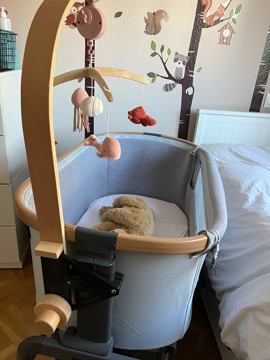 Adapter bracket used to attach the Little dutch musical mobile to the maxi cosi iora co-sleeper, shows full bedside crib